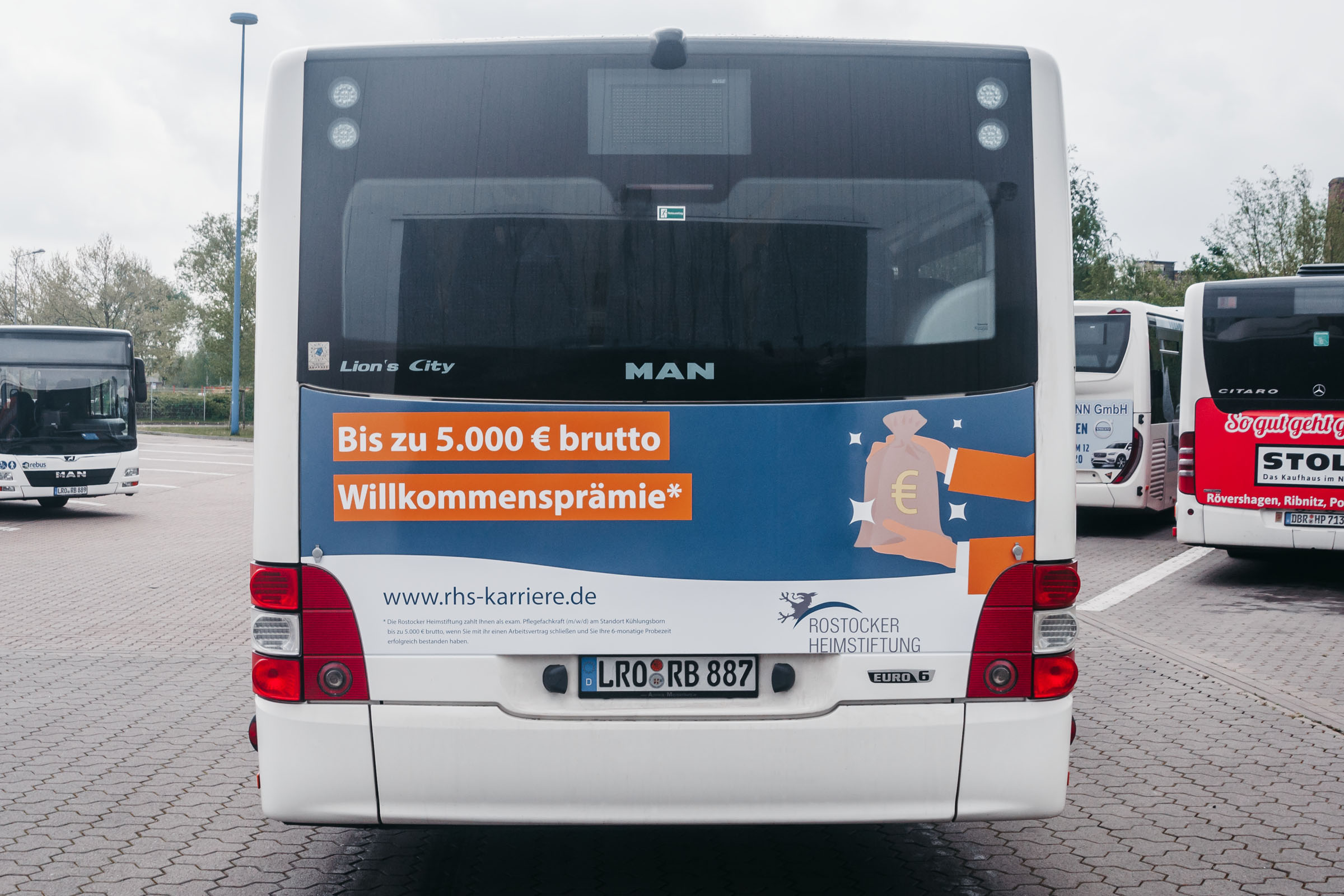 Werbeanzeigen auf einem öffentlichen Stadtbus — Kampagne