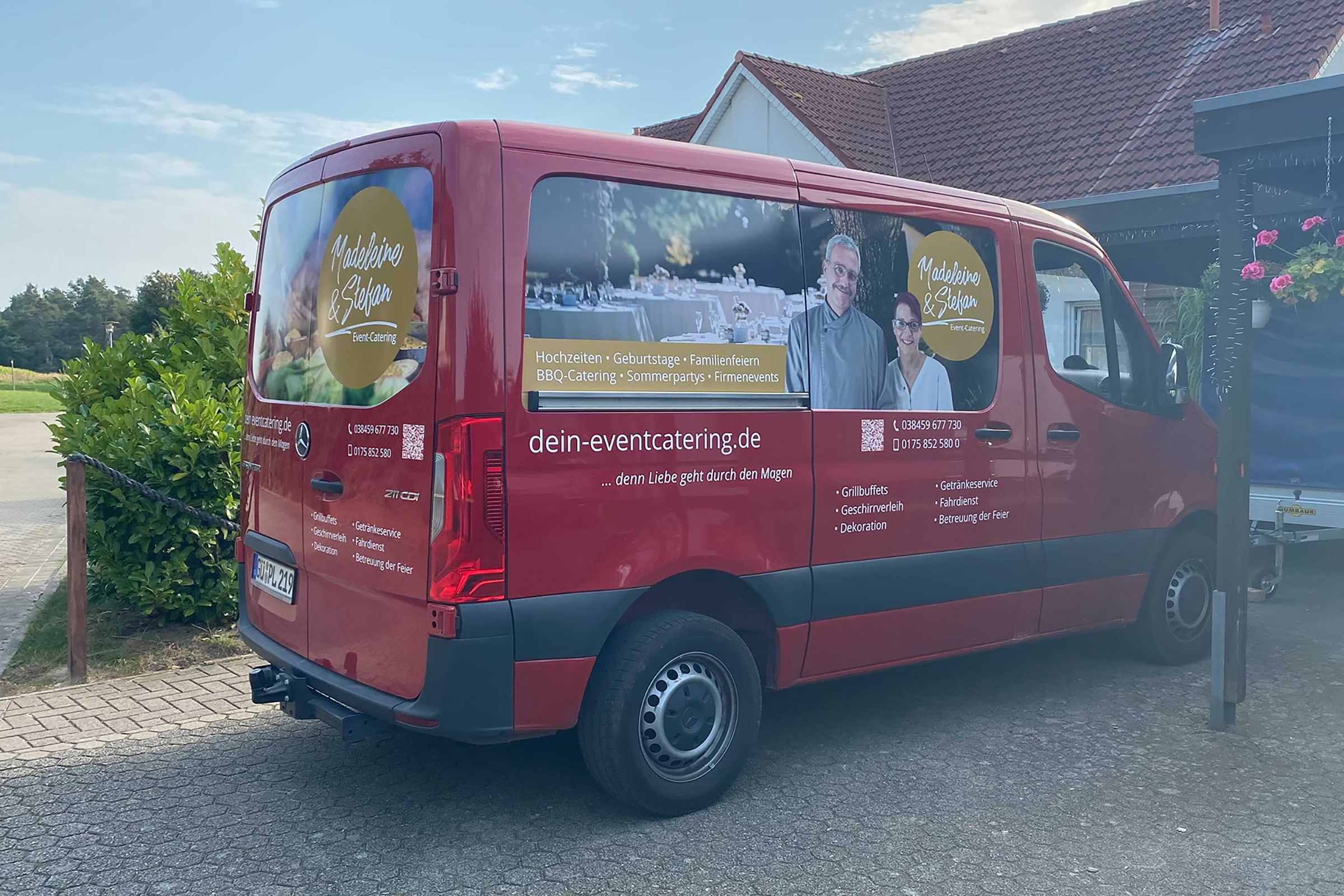 Printmedien und Autowerbung für einen Partyservice — Printmedien