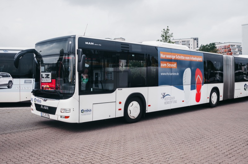 Werbeanzeigen auf einem öffentlichen Stadtbus