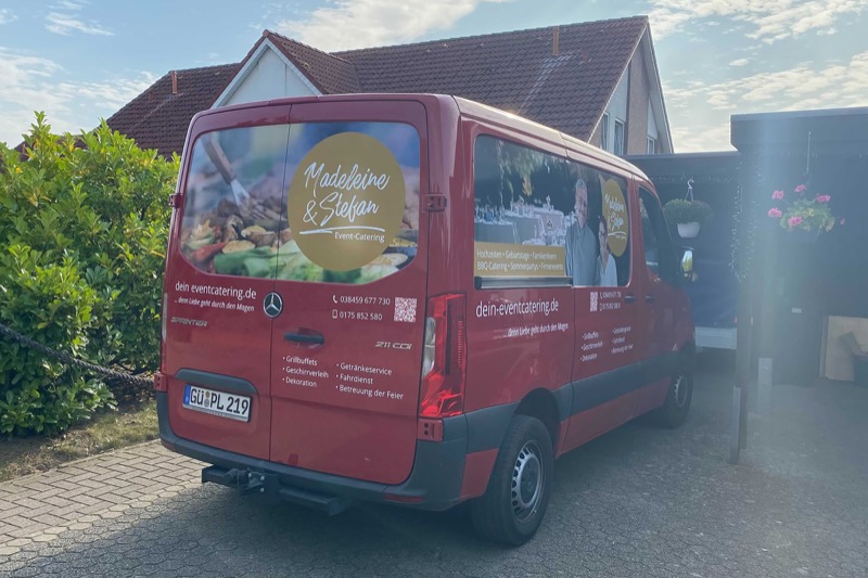 Printmedien und Autowerbung für einen Partyservice